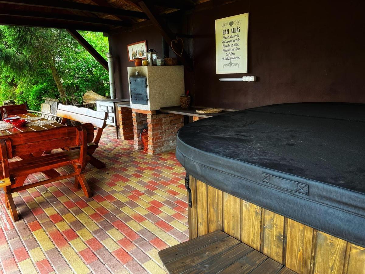 Apartamento Poettyoesotthon Vendeghaz Tiszabábolna Exterior foto